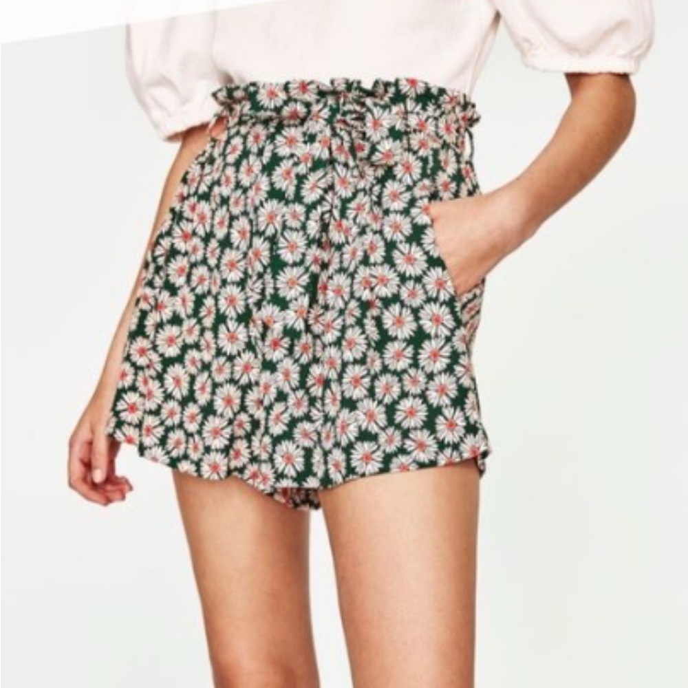 2/$30 Zara High Waist Green and White Daisy Trafaluc Shorts with Tie Belt